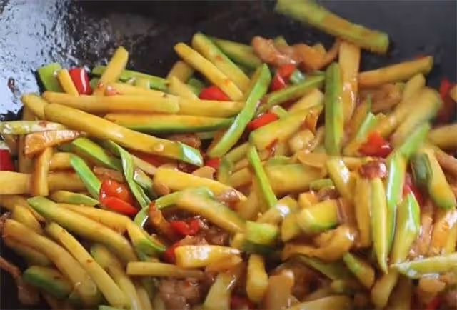 家常小炒西葫蘆的做法，清脆入味不出水，好吃又下飯，全家都喜歡