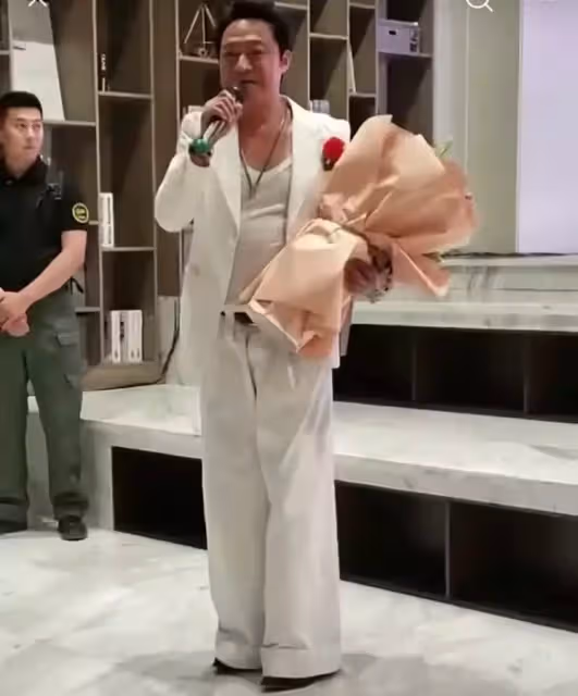 60歲馬景濤參加商演讓人不敢認！挺著啤酒肚穿拖地褲， 油膩又邋遢，和年輕時判若兩人