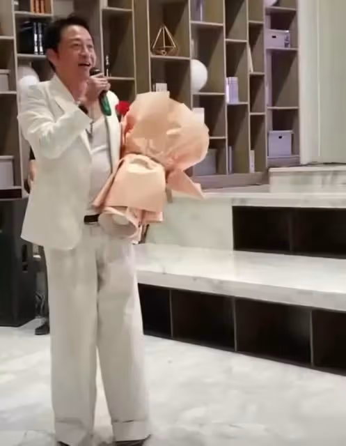 60歲馬景濤參加商演讓人不敢認！挺著啤酒肚穿拖地褲， 油膩又邋遢，和年輕時判若兩人