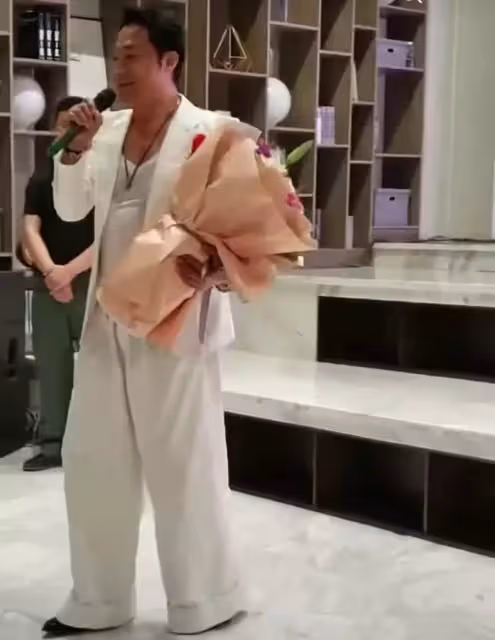60歲馬景濤參加商演讓人不敢認！挺著啤酒肚穿拖地褲， 油膩又邋遢，和年輕時判若兩人