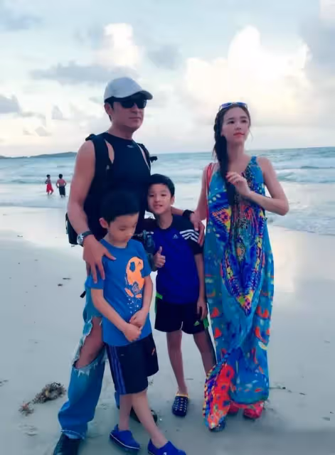 60歲馬景濤參加商演讓人不敢認！挺著啤酒肚穿拖地褲， 油膩又邋遢，和年輕時判若兩人