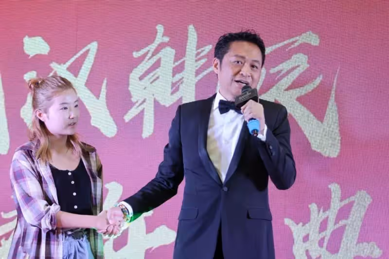 60歲馬景濤參加商演讓人不敢認！挺著啤酒肚穿拖地褲， 油膩又邋遢，和年輕時判若兩人