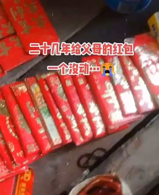 女子整理亡母老屋，意外發現20多個紅包，每個裝5萬，驚覺「是我每年給的」引網淚：她想要的不是錢