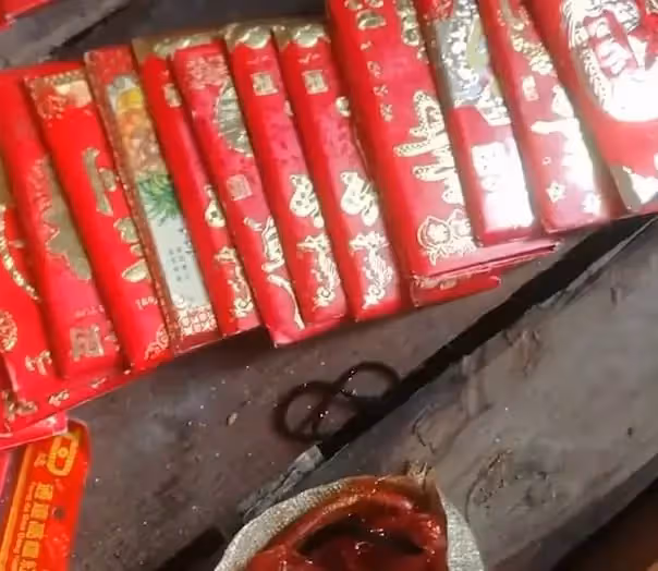 女子整理亡母老屋，意外發現20多個紅包，每個裝5萬，驚覺「是我每年給的」引網淚：她想要的不是錢