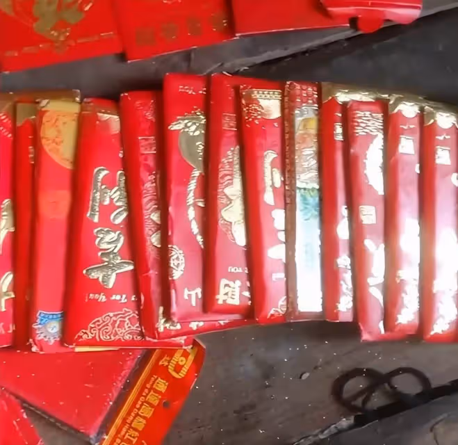 女子整理亡母老屋，意外發現20多個紅包，每個裝5萬，驚覺「是我每年給的」引網淚：她想要的不是錢