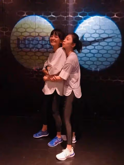 賈靜雯跟女兒合影，素顏很黑還有斑，46歲的老態明顯，網：真實不做作