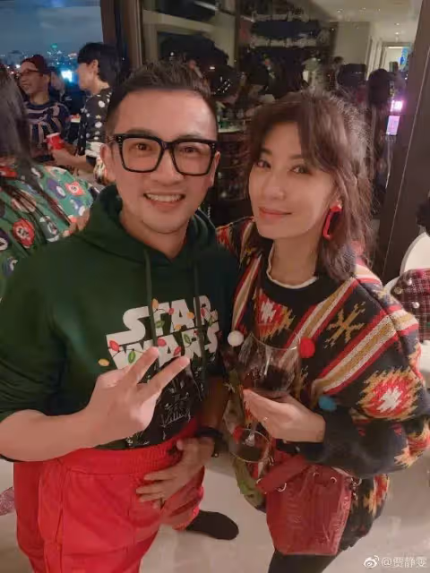賈靜雯跟女兒合影，素顏很黑還有斑，46歲的老態明顯，網：真實不做作