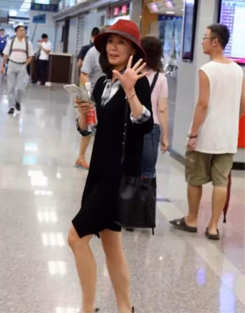 賈靜雯跟女兒合影，素顏很黑還有斑，46歲的老態明顯，網：真實不做作