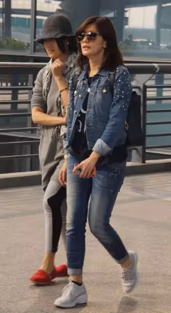 賈靜雯跟女兒合影，素顏很黑還有斑，46歲的老態明顯，網：真實不做作
