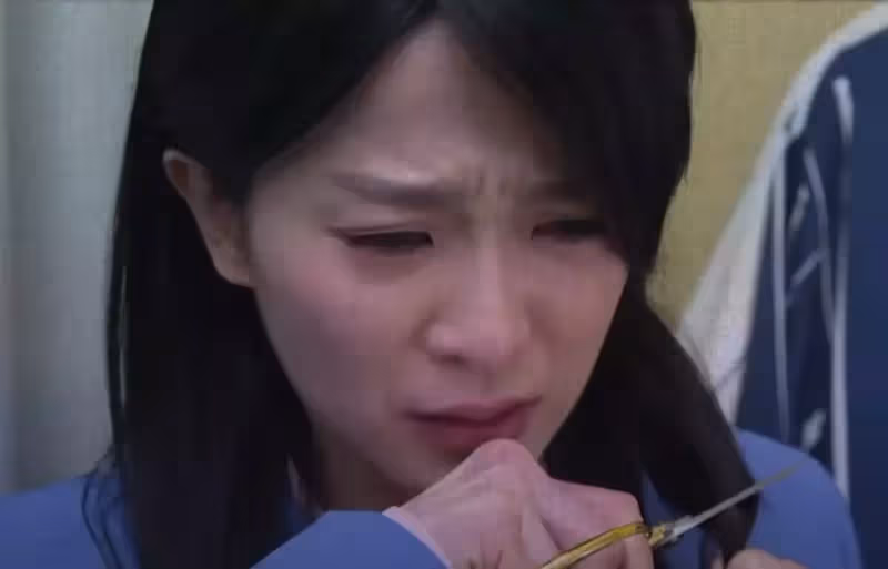 剪去30cm長髮！楚宣「拒當苦情女改扮男裝」被加戲累翻，穿西裝打領帶簡直帥翻：這還是一個人嗎？