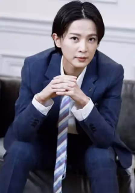 剪去30cm長髮！楚宣「拒當苦情女改扮男裝」被加戲累翻，穿西裝打領帶簡直帥翻：這還是一個人嗎？
