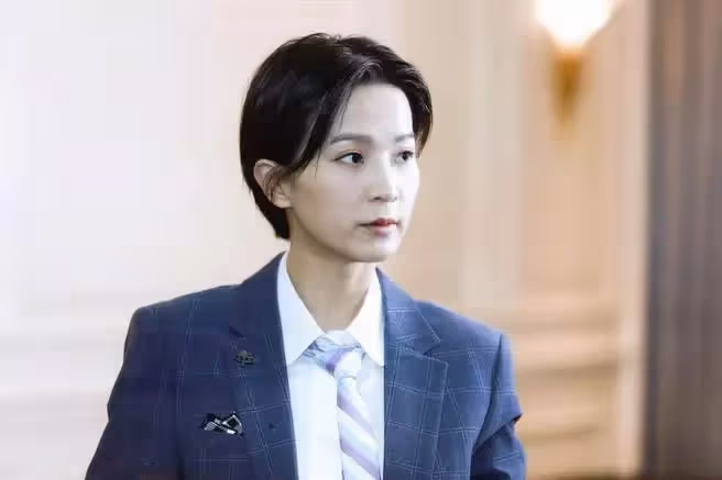 剪去30cm長髮！楚宣「拒當苦情女改扮男裝」被加戲累翻，穿西裝打領帶簡直帥翻：這還是一個人嗎？