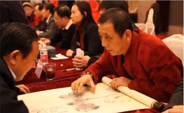 小夥抬「金疙瘩」鑒寶，自己估價二十萬，專家：不止，再加幾個零
