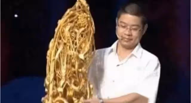 小夥抬「金疙瘩」鑒寶，自己估價二十萬，專家：不止，再加幾個零
