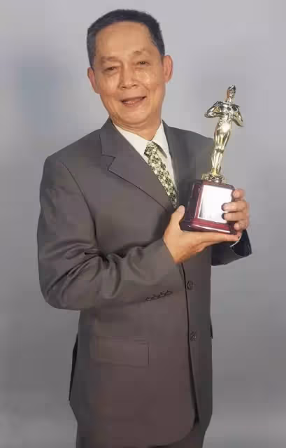 鄭平君熬30多年老薑首封影帝和兒子簽同經紀公司，父子演差20歲兄弟，他讚：青出於藍更勝於藍