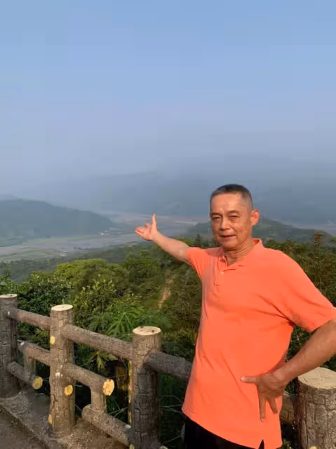 鄭平君熬30多年老薑首封影帝和兒子簽同經紀公司，父子演差20歲兄弟，他讚：青出於藍更勝於藍