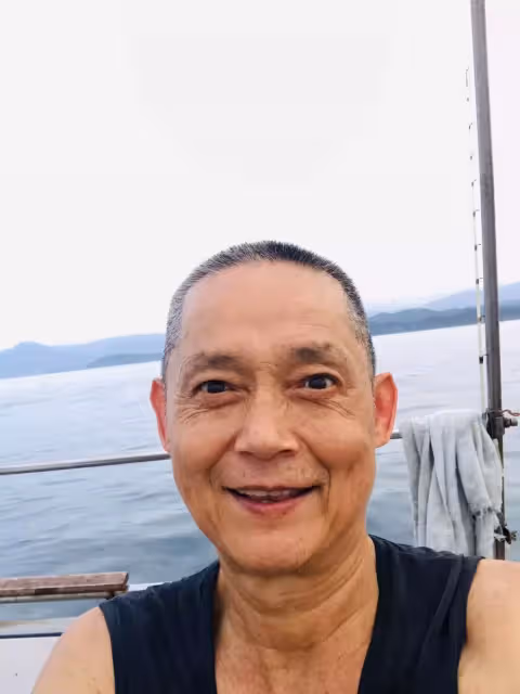 鄭平君熬30多年老薑首封影帝和兒子簽同經紀公司，父子演差20歲兄弟，他讚：青出於藍更勝於藍