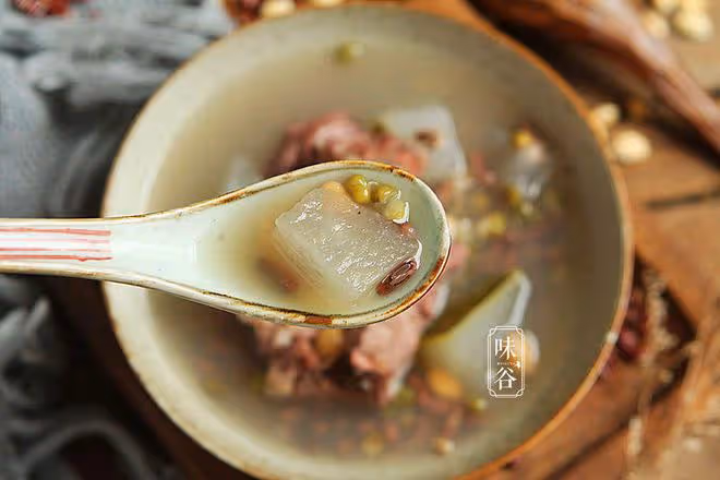 夏至天熱雨水多，記得煲這湯給家人喝，清熱祛濕，不懂喝可惜了