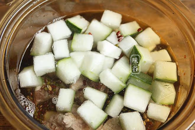 夏至天熱雨水多，記得煲這湯給家人喝，清熱祛濕，不懂喝可惜了