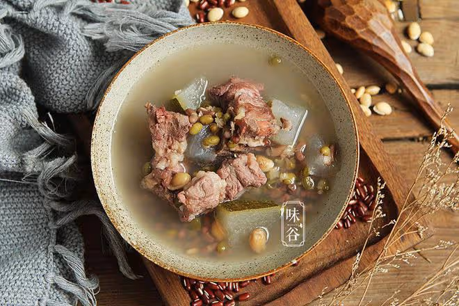 夏至天熱雨水多，記得煲這湯給家人喝，清熱祛濕，不懂喝可惜了