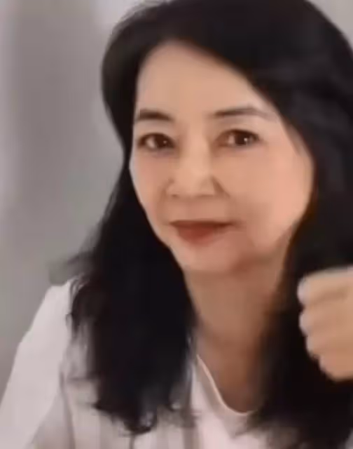 64歲胡慧中回內地即將復出！21歲女兒罕同行，體重175斤身材圓潤，網評：沒繼承媽媽好基因