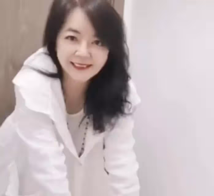 64歲胡慧中回內地即將復出！21歲女兒罕同行，體重175斤身材圓潤，網評：沒繼承媽媽好基因