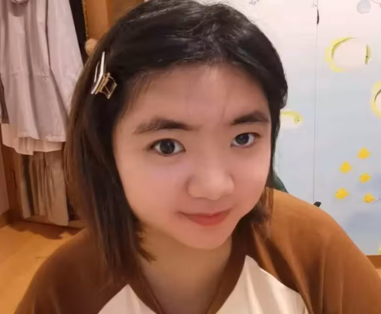 64歲胡慧中回內地即將復出！21歲女兒罕同行，體重175斤身材圓潤，網評：沒繼承媽媽好基因