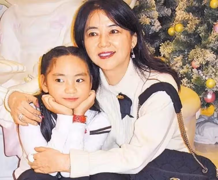 64歲胡慧中回內地即將復出！21歲女兒罕同行，體重175斤身材圓潤，網評：沒繼承媽媽好基因