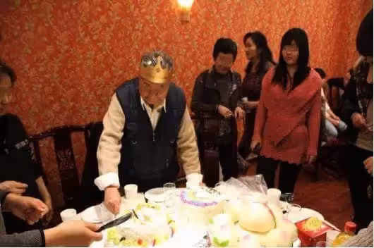 老人過壽，結賬時子女假裝醉不買單，養子主動買單遭拒，服務員一句話，讓兒女瞬間酒醒後悔不已