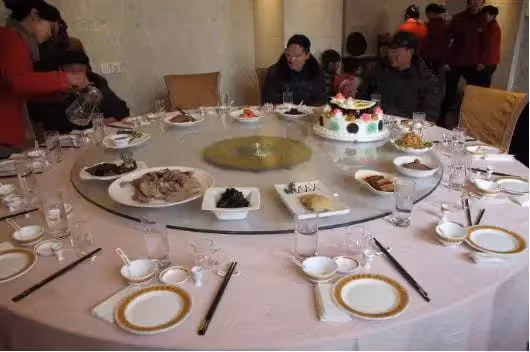 老人過壽，結賬時子女假裝醉不買單，養子主動買單遭拒，服務員一句話，讓兒女瞬間酒醒後悔不已