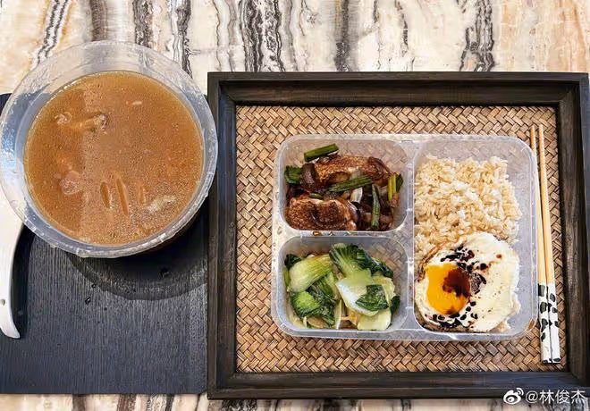 林俊傑曬隔離餐火了，精緻又豐盛，網友：太有食慾，看餓了