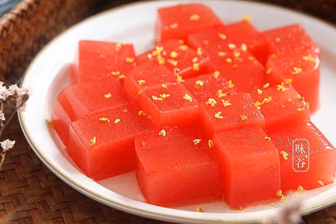 夏天，西瓜別直接吃了，教你新鮮吃法，爽滑Q彈解暑，比果凍好吃