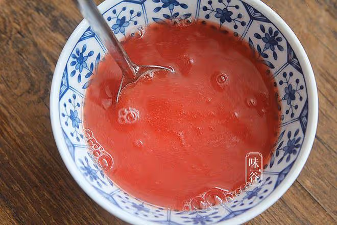夏天，西瓜別直接吃了，教你新鮮吃法，爽滑Q彈解暑，比果凍好吃
