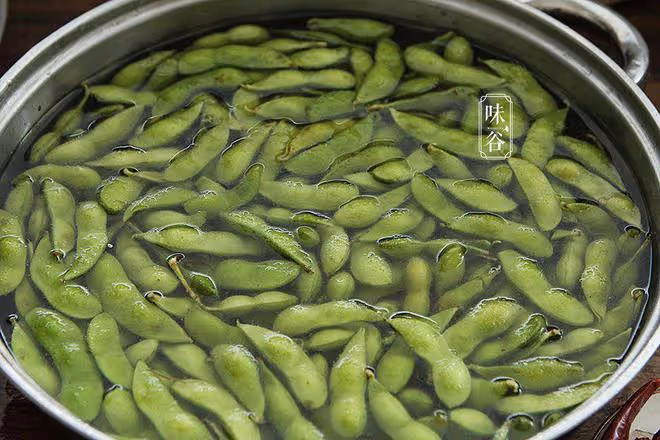 煮毛豆，熱水下鍋還是冷水下鍋？很多人不懂，難怪毛豆發黃不入味