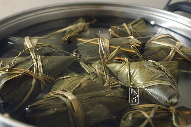 煮粽子時，有人用冷水，有人用熱水？做錯了，難怪粽子夾生口感差