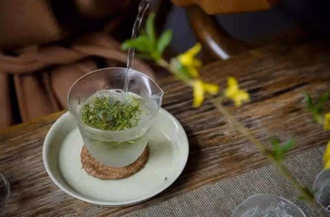 立夏後，天氣太熱！寧可少喝飲料也要多喝3種應季茶，營養又解暑