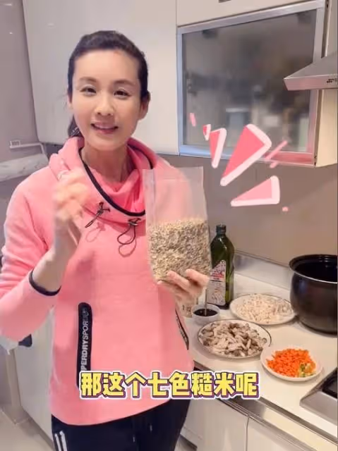 劉畊宏夫妻曬減脂餐火了，營養低卡，網友：感覺一碗都不夠吃