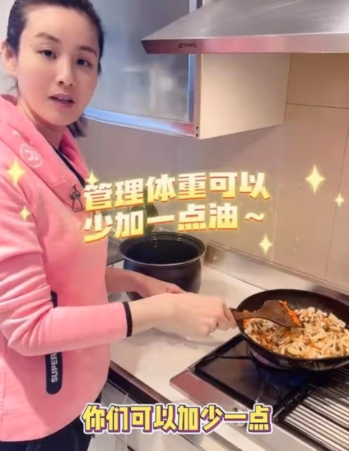 劉畊宏夫妻曬減脂餐火了，營養低卡，網友：感覺一碗都不夠吃
