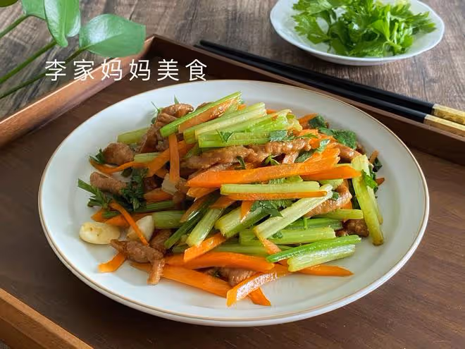 入夏後，韭菜菠菜靠邊站，這4種菜要多吃，營養好吃不上火