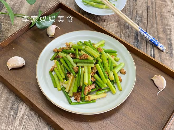 入夏後，韭菜菠菜靠邊站，多吃這道菜，清熱解暑不上火，開胃解饞