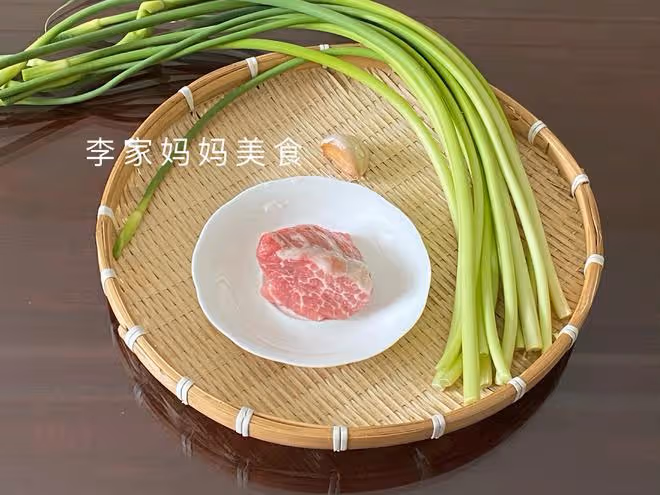 入夏後，韭菜菠菜靠邊站，多吃這道菜，清熱解暑不上火，開胃解饞