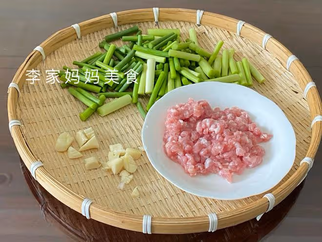 入夏後，韭菜菠菜靠邊站，多吃這道菜，清熱解暑不上火，開胃解饞
