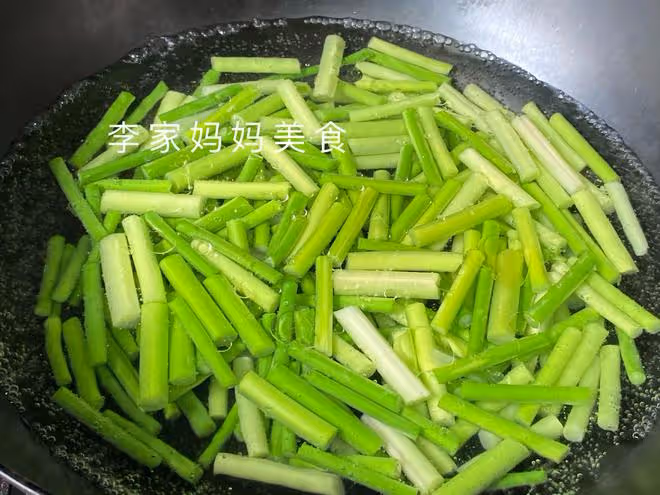 入夏後，韭菜菠菜靠邊站，多吃這道菜，清熱解暑不上火，開胃解饞