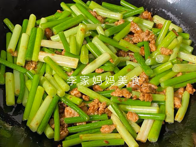 入夏後，韭菜菠菜靠邊站，多吃這道菜，清熱解暑不上火，開胃解饞