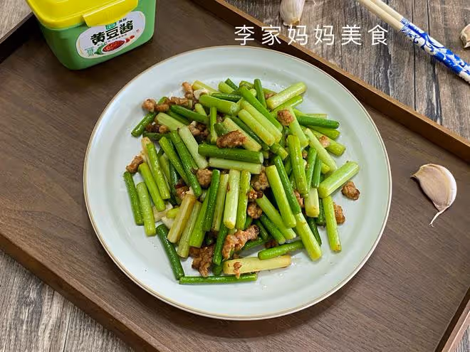 入夏後，韭菜菠菜靠邊站，多吃這道菜，清熱解暑不上火，開胃解饞
