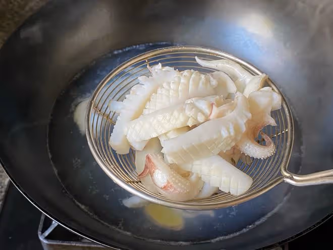 4月遇到這海鮮，我從不還價，鮮嫩營養無魚刺，炒著吃特別香