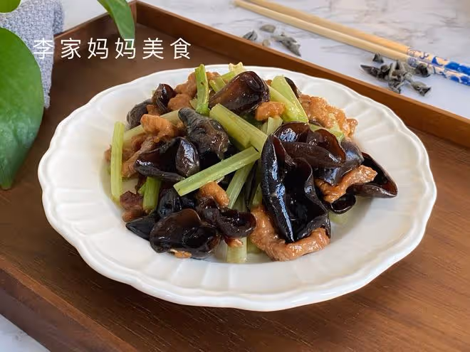 春天，這菜全身都是寶，可惜很多人當草，好吃不貴，炒著吃最香