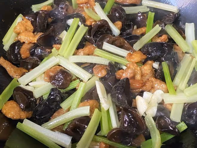 春天，這菜全身都是寶，可惜很多人當草，好吃不貴，炒著吃最香