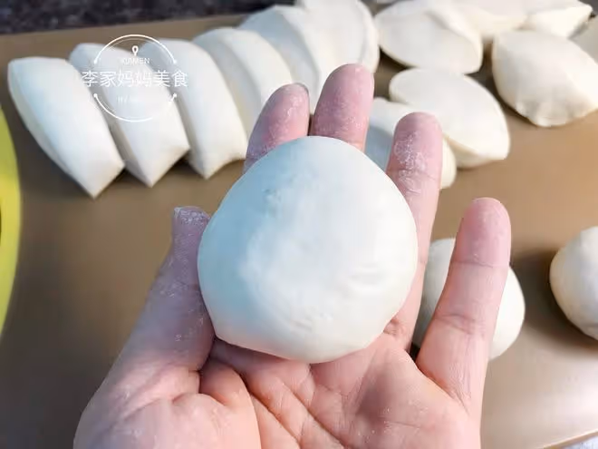 蒸饅頭時，用熱水還是冷水，記住5點，饅頭暄軟蓬鬆不回縮