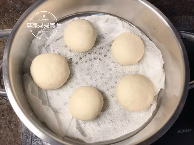 蒸饅頭時，用熱水還是冷水，記住5點，饅頭暄軟蓬鬆不回縮